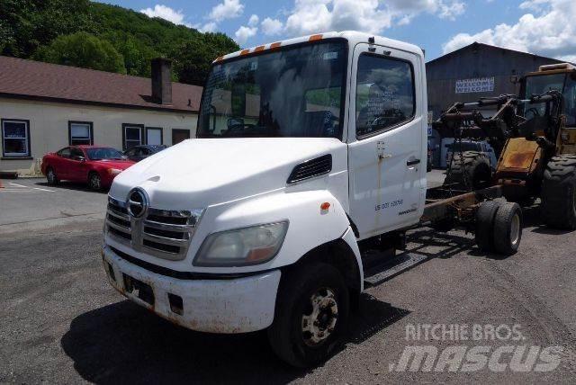 Hino 145 Važiuoklė su kabina