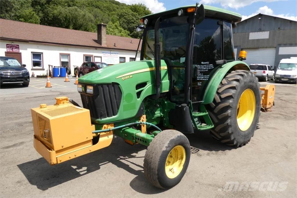 John Deere 5085M Traktoriai