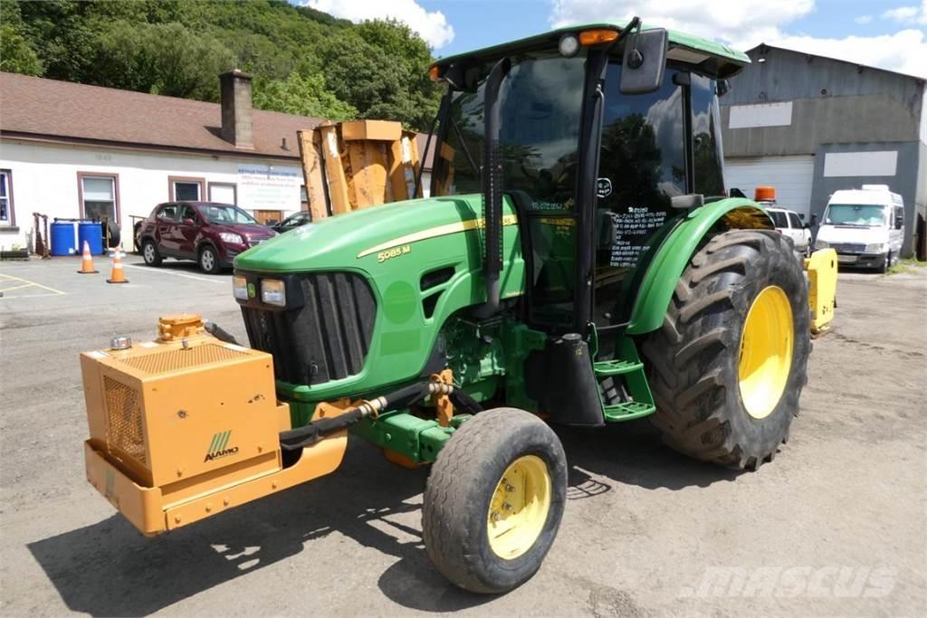 John Deere 5085M Traktoriai