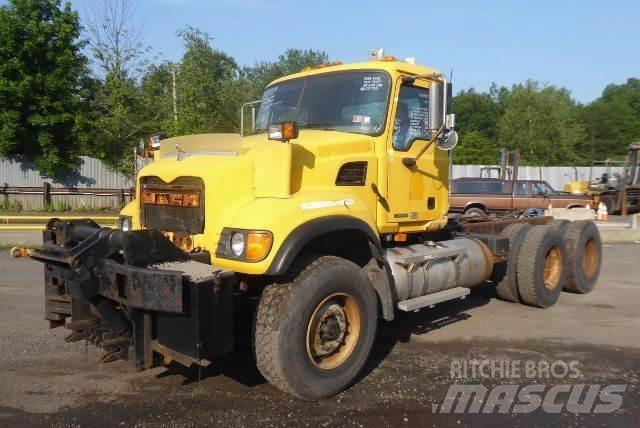 Mack CV713 Važiuoklė su kabina