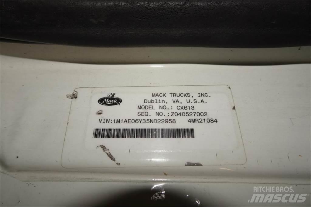 Mack CX613 Važiuoklė su kabina
