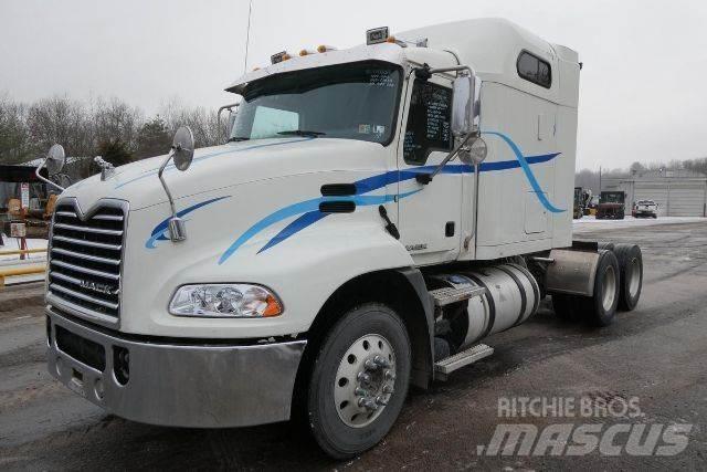 Mack CXU613 Naudoti vilkikai