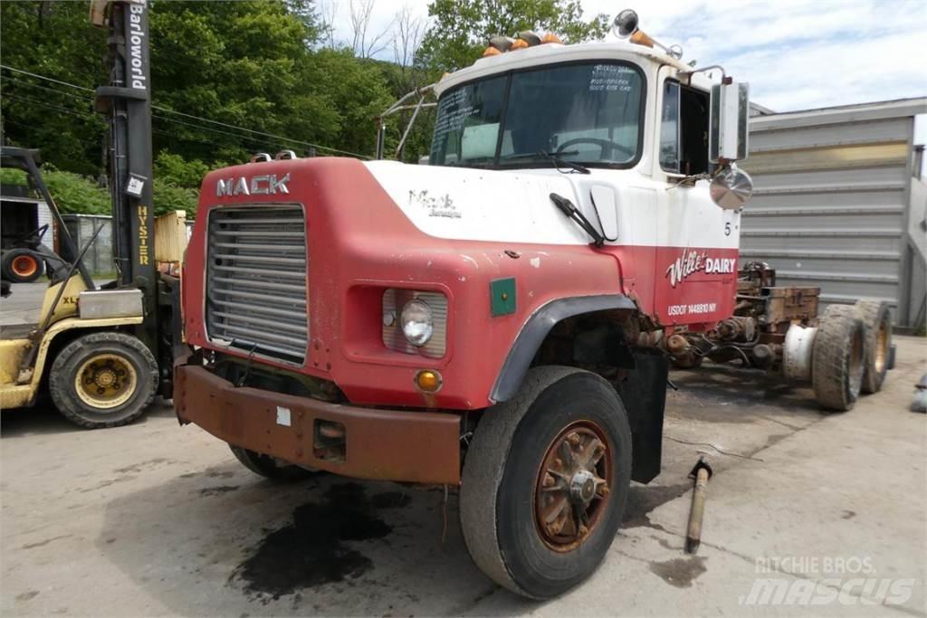Mack DM688X Važiuoklė su kabina