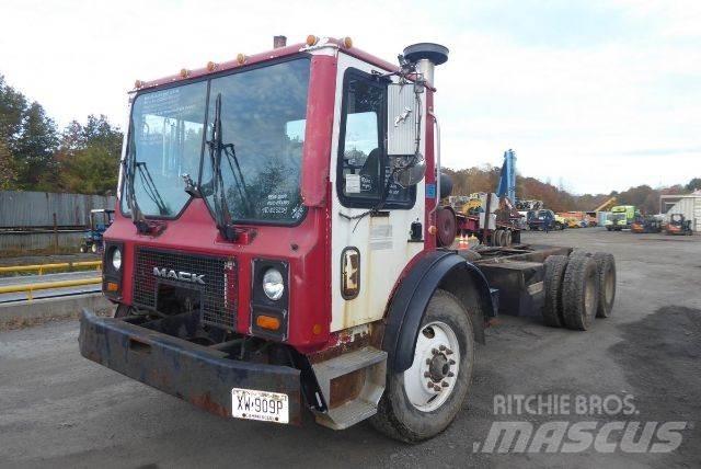 Mack MR688S Važiuoklė su kabina