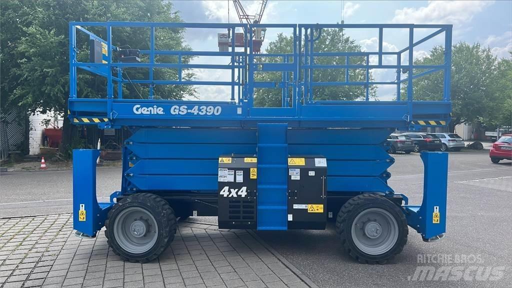 Genie GS-4390RT Žirkliniai keltuvai