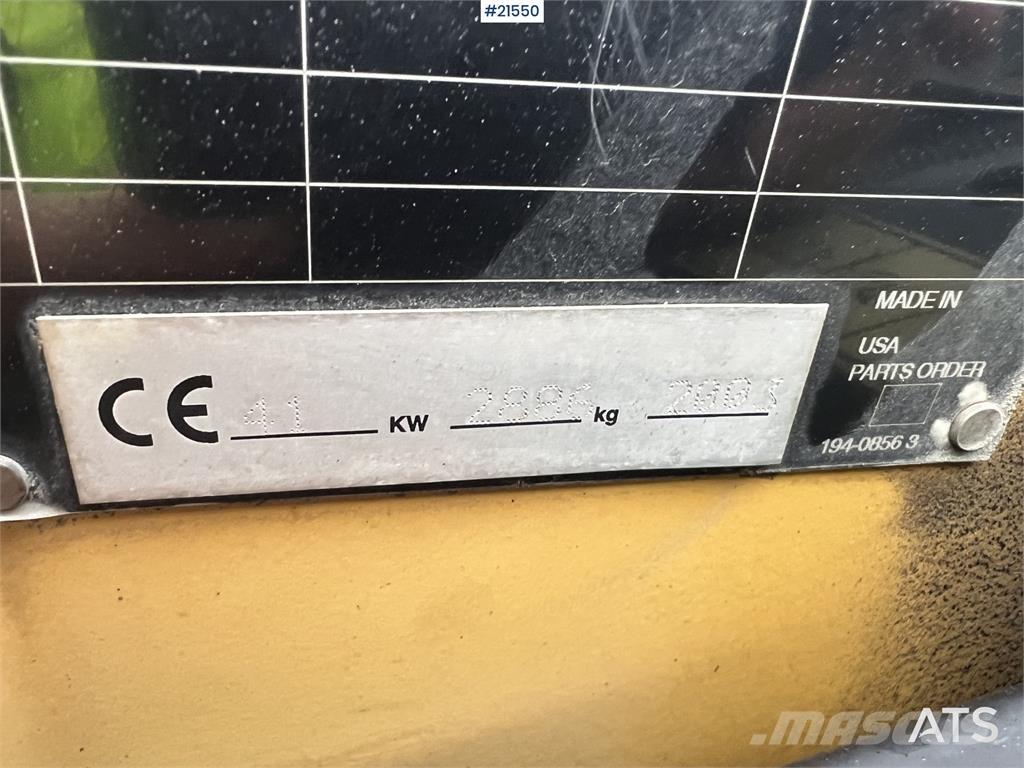CAT 226 Krautuvai su šoniniu pasukimu
