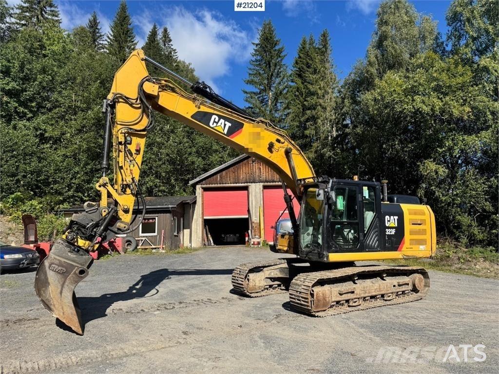CAT 323FL Vikšriniai ekskavatoriai