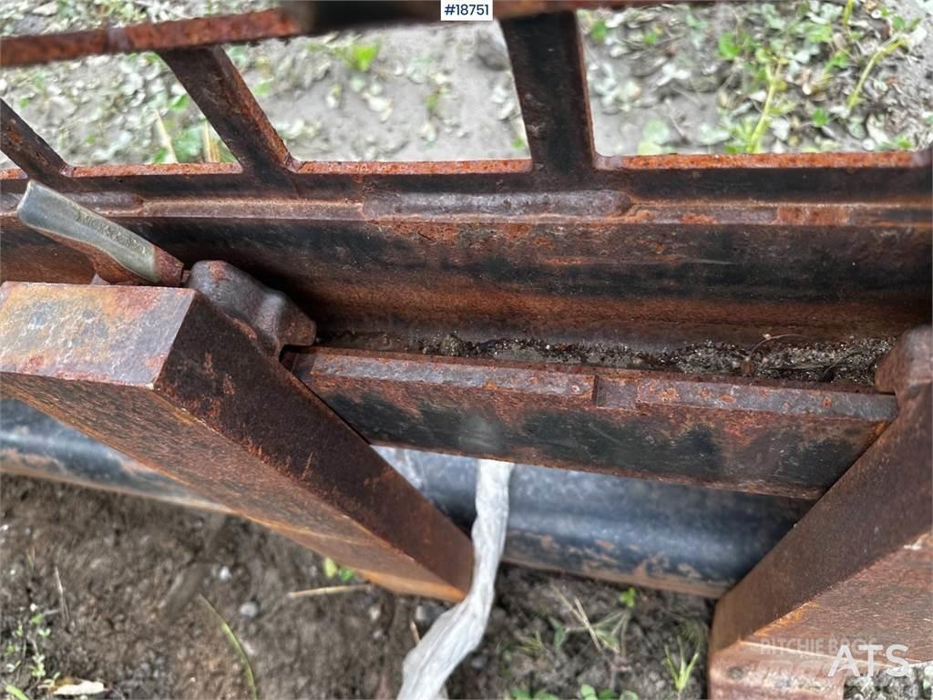 CAT Pallet Forks Statyba - Kita