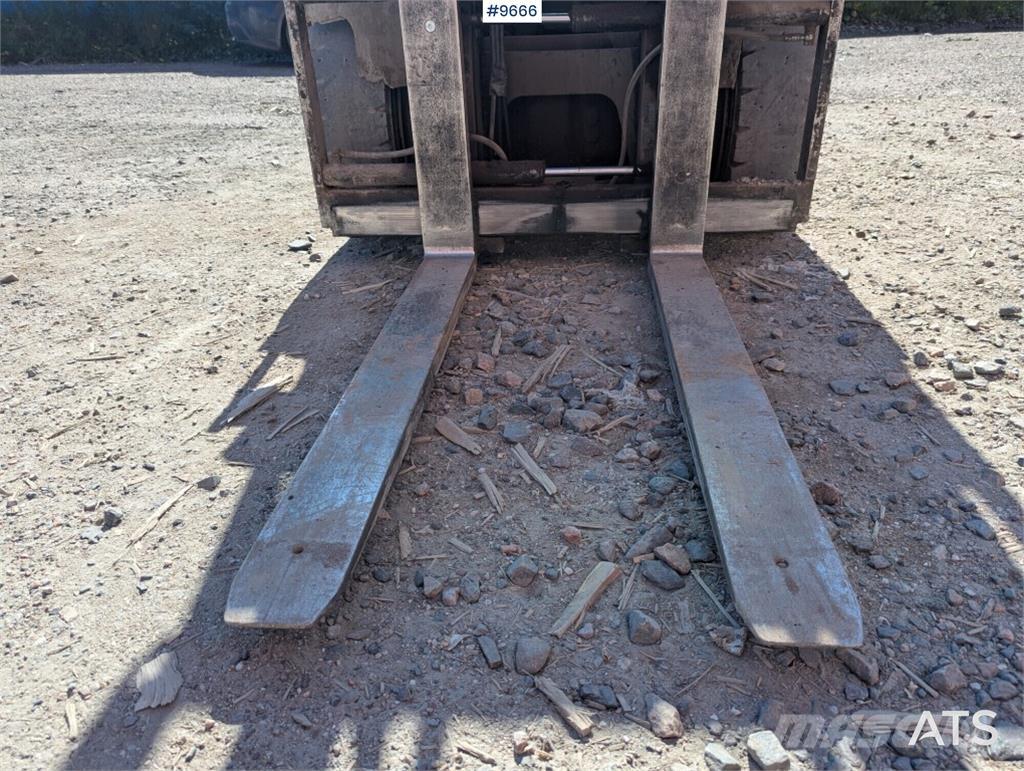 CAT DP30N Dyzeliniai krautuvai