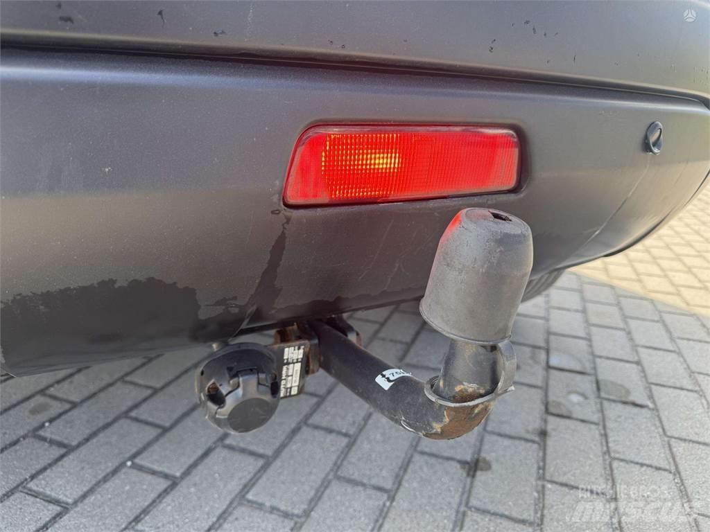 Nissan  Lengvieji automobiliai