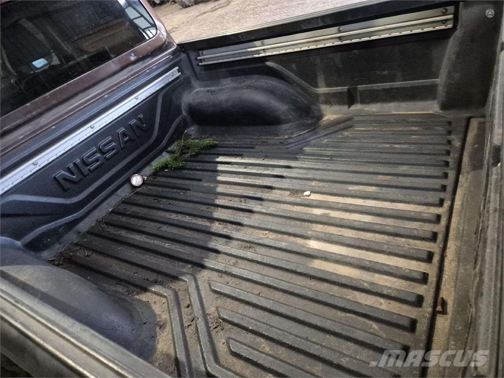 Nissan  Lengvieji automobiliai