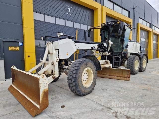 CAT 120AWD Greideriai