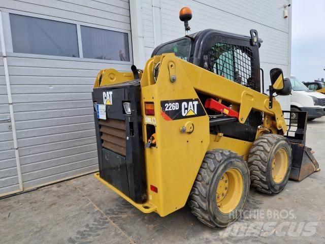 CAT 226D Krautuvai su šoniniu pasukimu