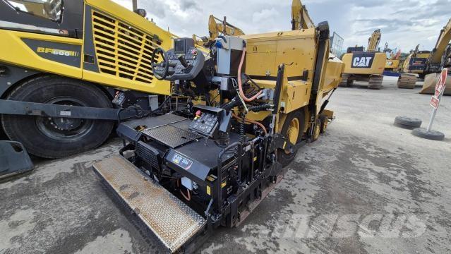 CAT AP300F Asfalto klotuvai