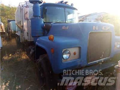 Mack R 600 Savivarčių priekabų vilkikai