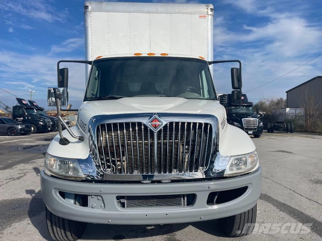 International 4300 Sunkvežimiai su dengtu kėbulu