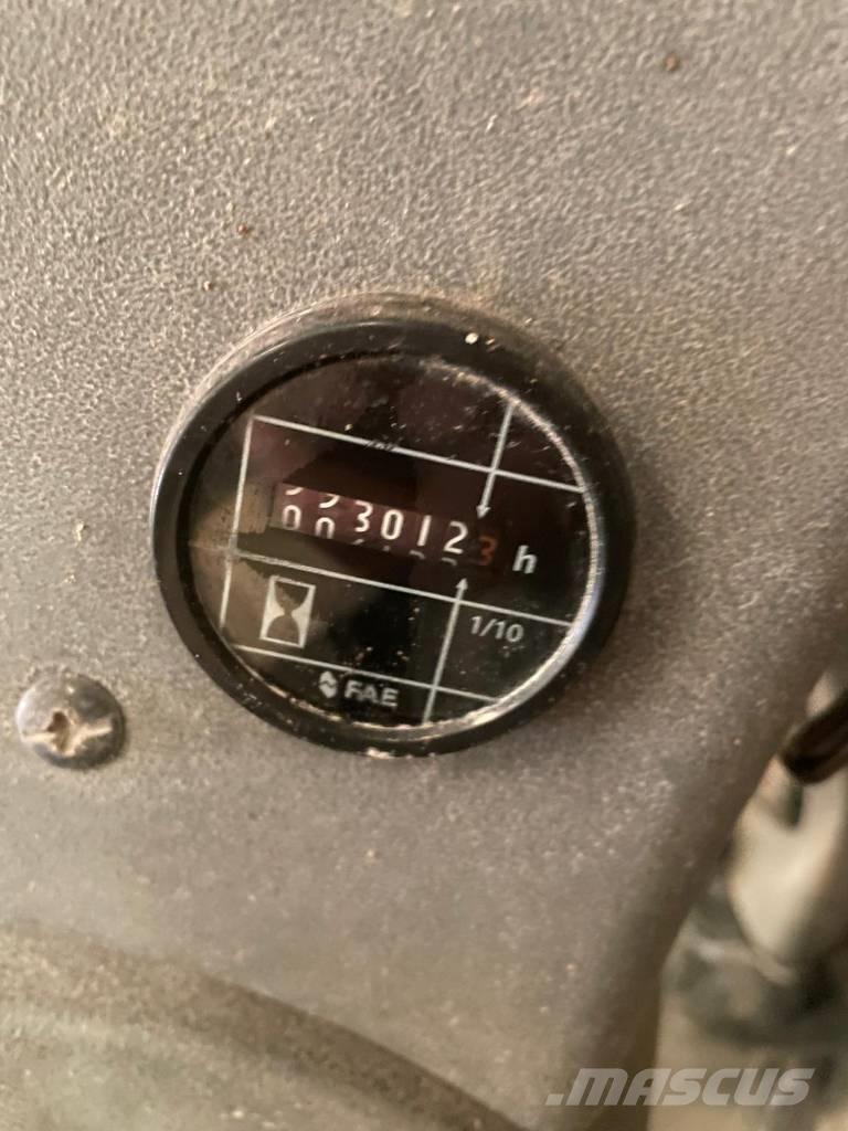 New Holland W 270 B Naudoti ratiniai krautuvai