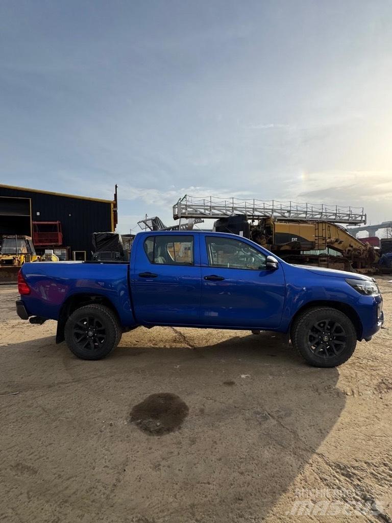 Toyota Hilux Active Pikapai / Bortiniai sunkvežimiai