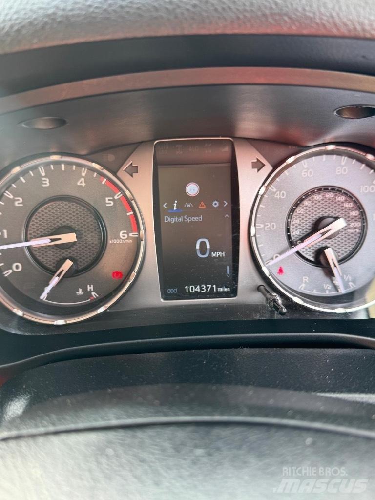 Toyota Hilux Active Pikapai / Bortiniai sunkvežimiai