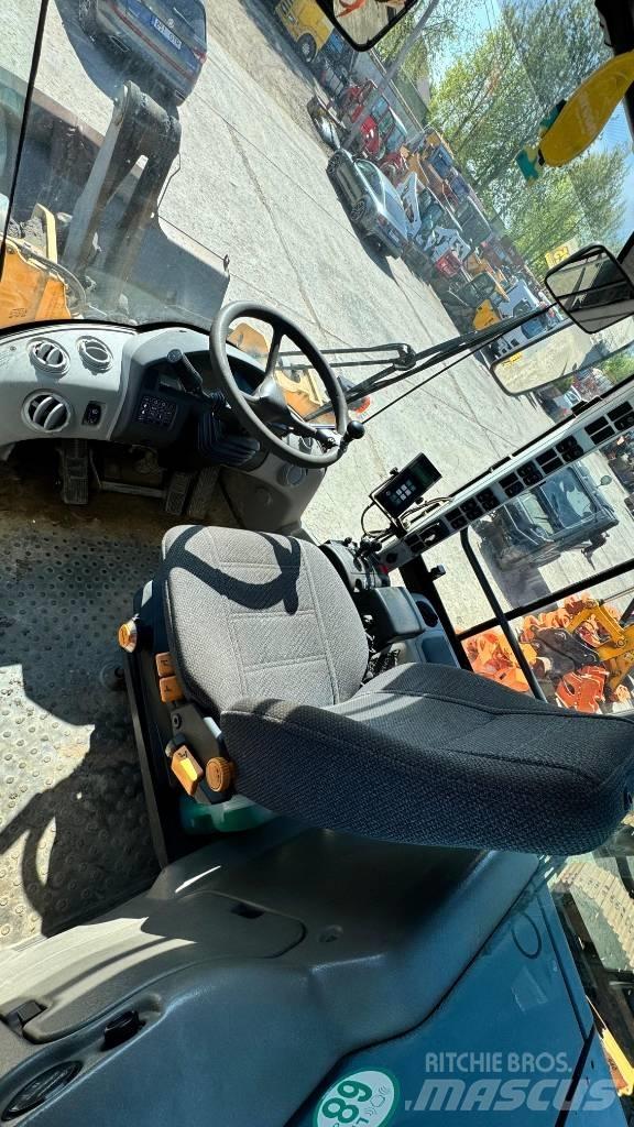Volvo L 90 F Naudoti ratiniai krautuvai