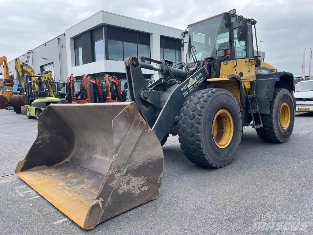 Komatsu WA250 Naudoti ratiniai krautuvai