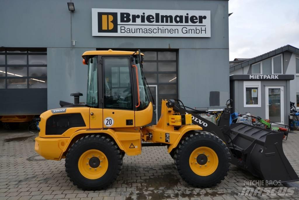 Volvo L 30 H Naudoti ratiniai krautuvai