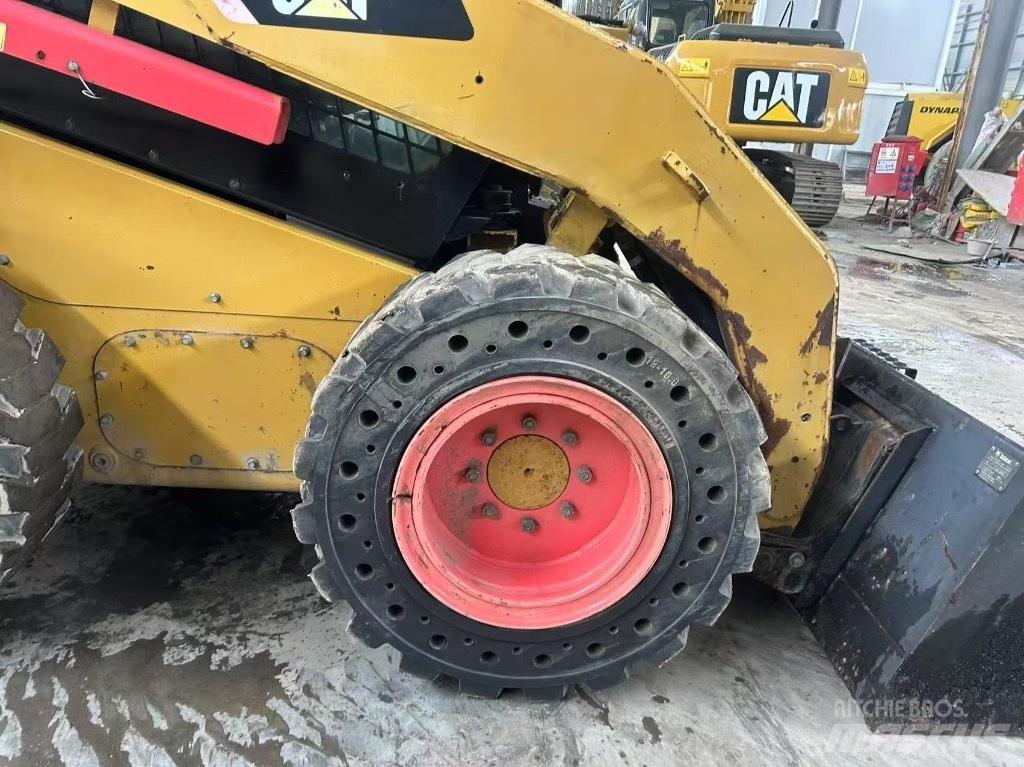 CAT 246 C Krautuvai su šoniniu pasukimu