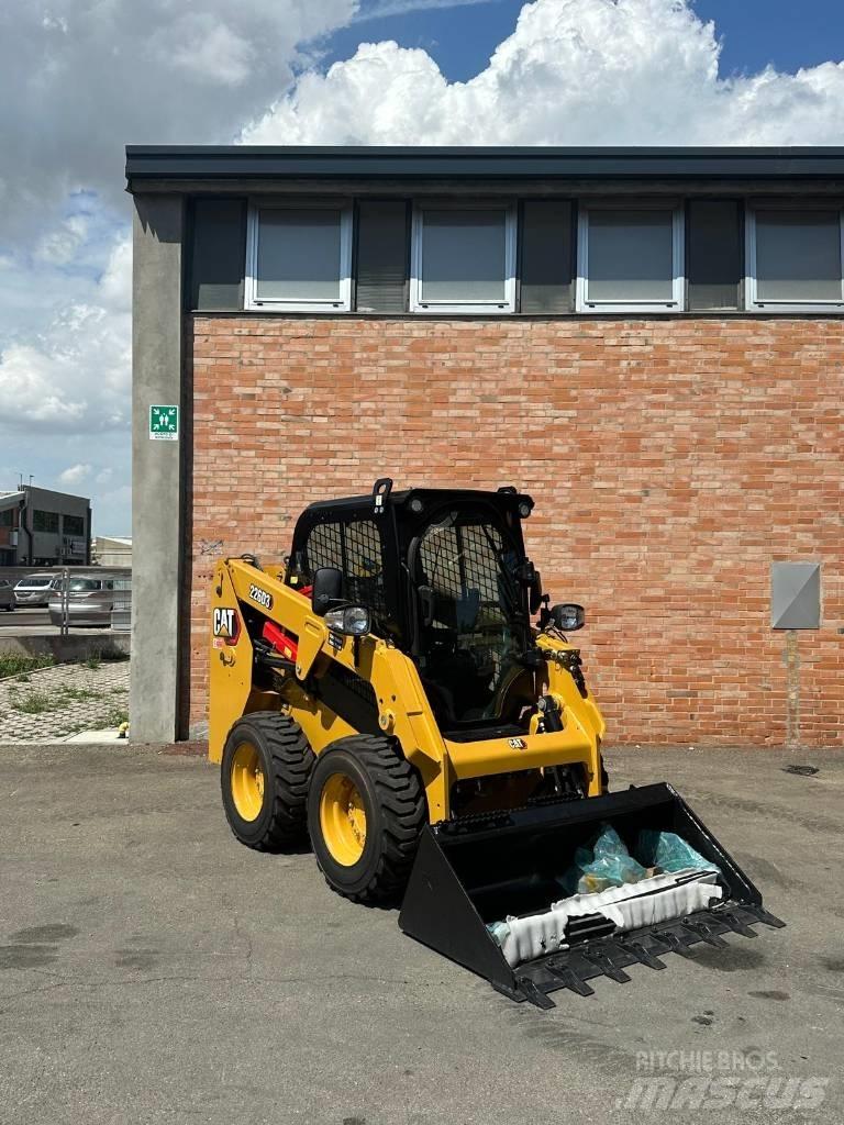 CAT 226D3 Krautuvai su šoniniu pasukimu