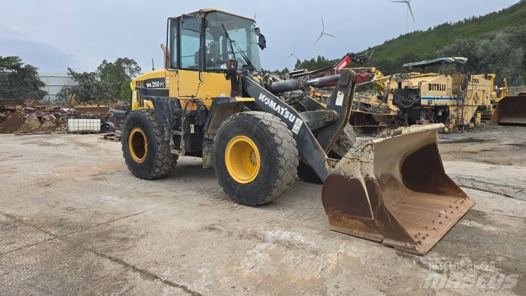 Komatsu WA 250 Naudoti ratiniai krautuvai