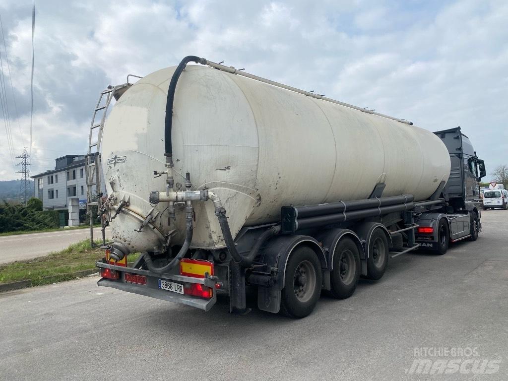 Spitzer SK2452CAL Cisternos puspriekabės