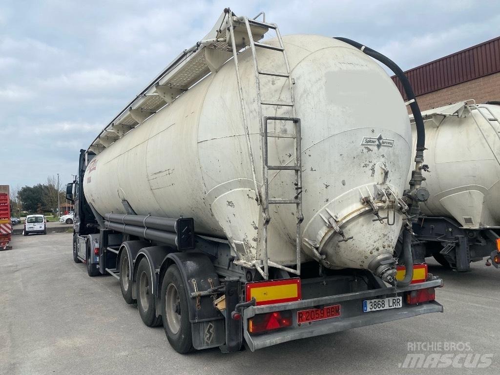 Spitzer SK2452CAL Cisternos puspriekabės