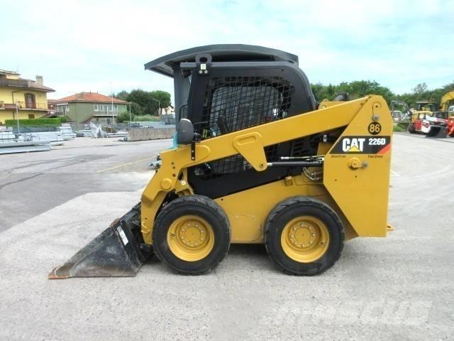 CAT 226 D Krautuvai su šoniniu pasukimu