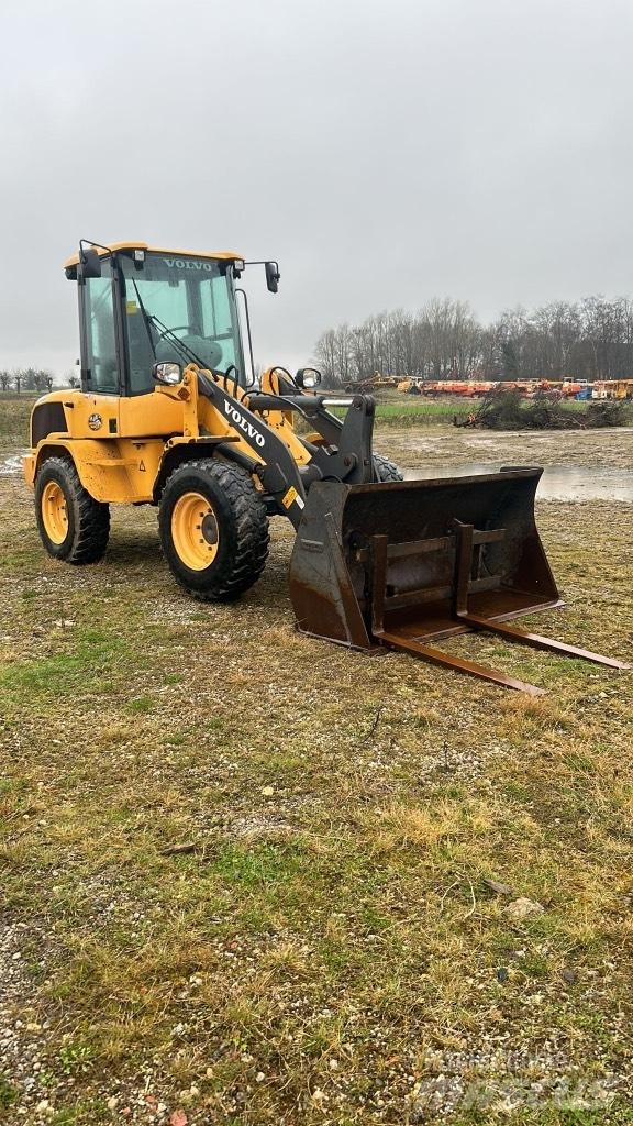 Volvo L 30 G Naudoti ratiniai krautuvai