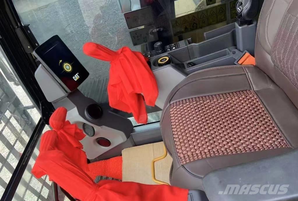 CAT 323 Vikšriniai ekskavatoriai