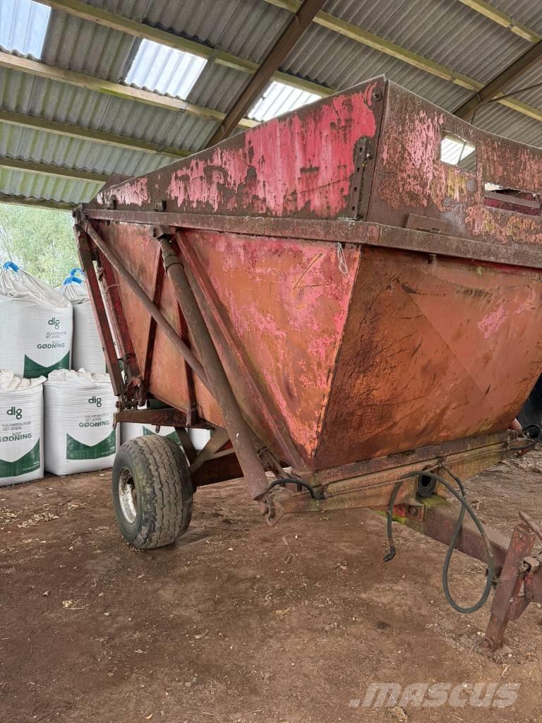  vogn Savivartės priekabos