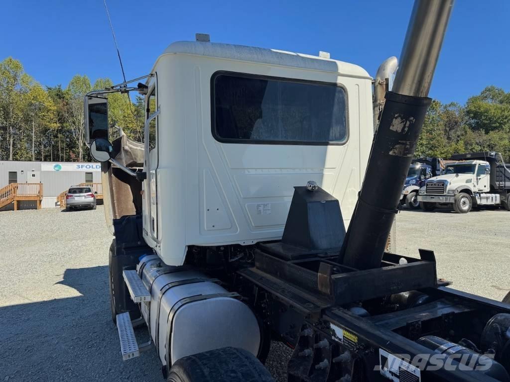 Mack GU713 Savivarčių priekabų vilkikai