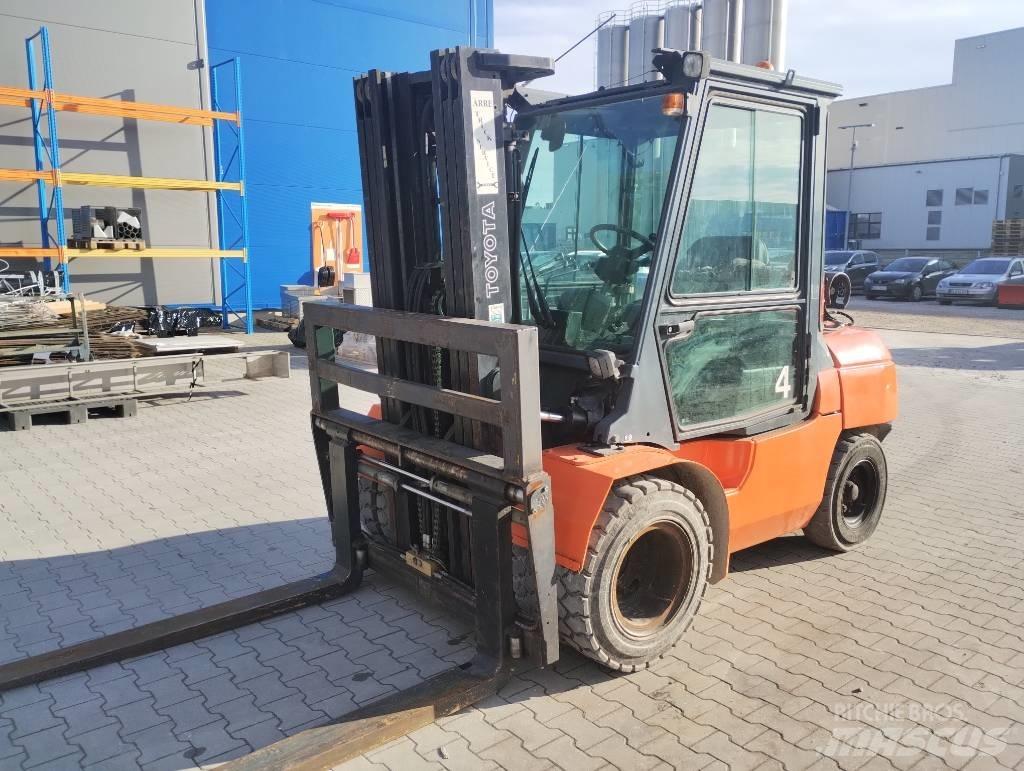 Toyota 02-8 FGJF 35 LPG (dujiniai) krautuvai