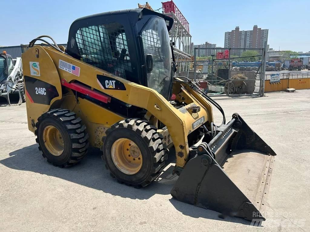 CAT 246 C Krautuvai su šoniniu pasukimu