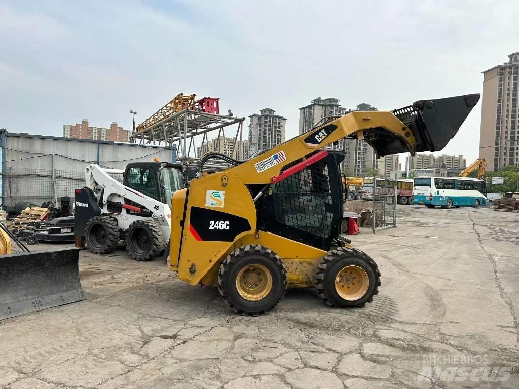 CAT 246 C Krautuvai su šoniniu pasukimu