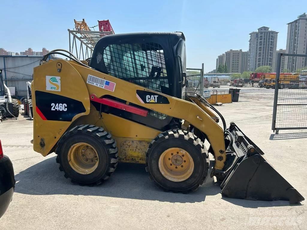 CAT 246 C Krautuvai su šoniniu pasukimu