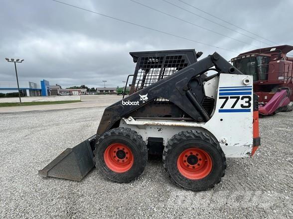 Bobcat 773 Krautuvai su šoniniu pasukimu