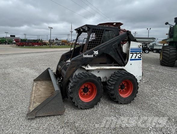 Bobcat 773 Krautuvai su šoniniu pasukimu