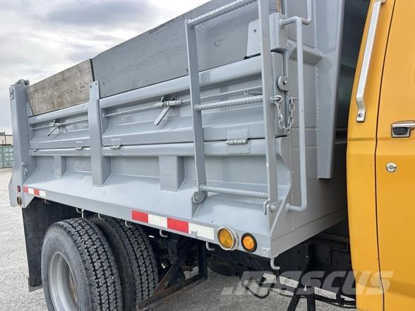 Ford F800 Savivarčių priekabų vilkikai