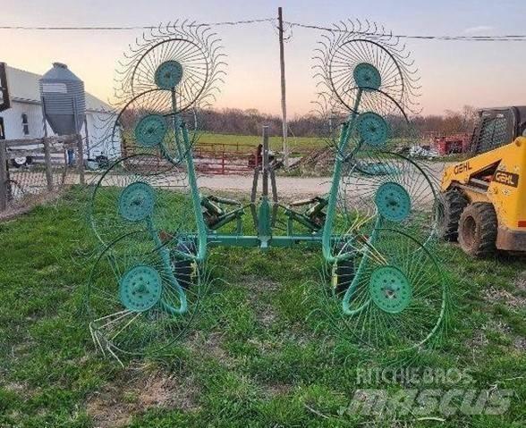 John Deere 702 Šieno grėbliai ir vartytuvai