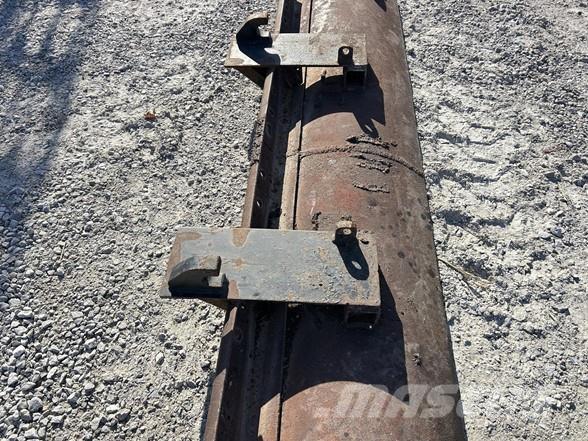 John Deere 8 Statyba - Kita