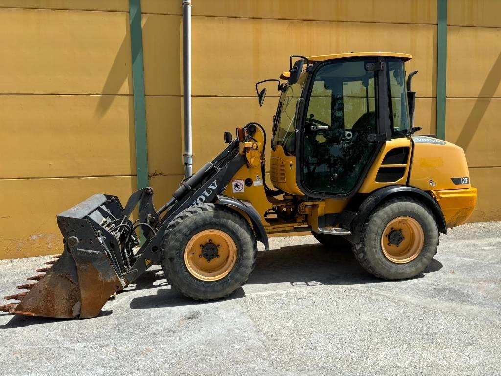 Volvo L 25 F Naudoti ratiniai krautuvai