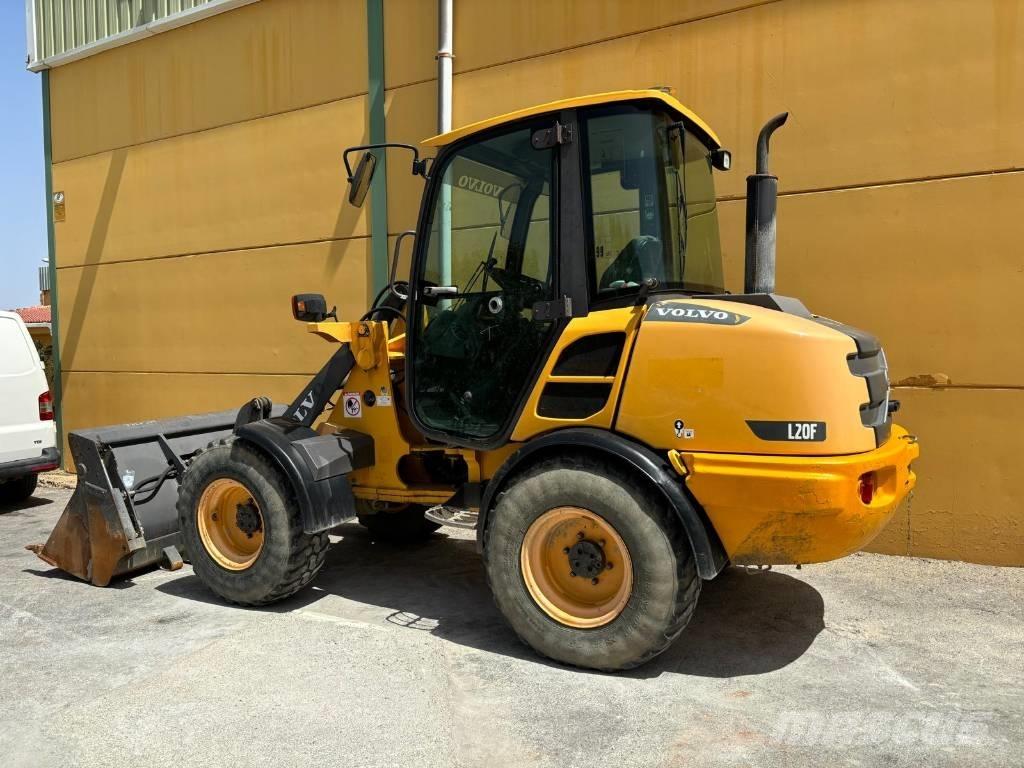 Volvo L 25 F Naudoti ratiniai krautuvai