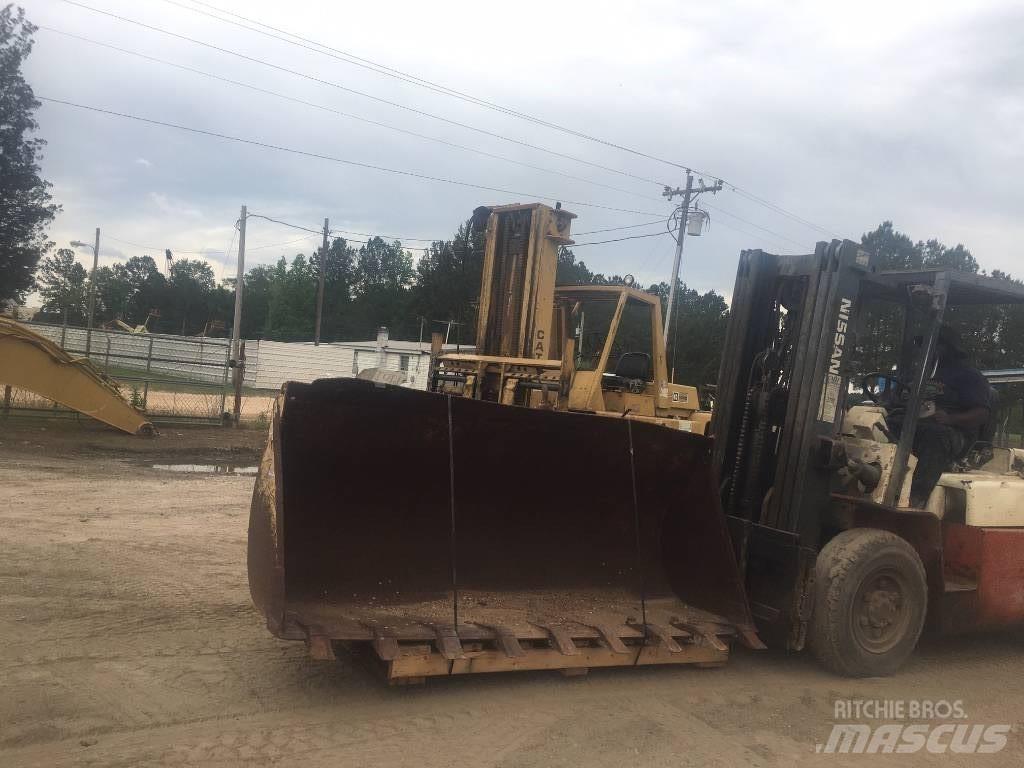 CAT loader Kaušai