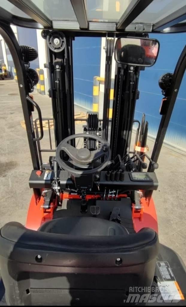EP EQUIPMENT EFL302 Elektriniai šakiniai krautuvai