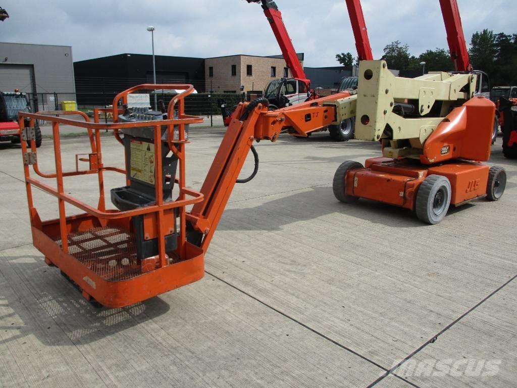 JLG E400 AJPN (048) Kompaktiškas savaeigis strėlinis keltuvas